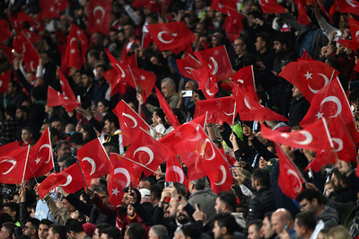 主審暴行事件で中断のトルコサッカーリーグ、再開初日に乱闘騒ぎ