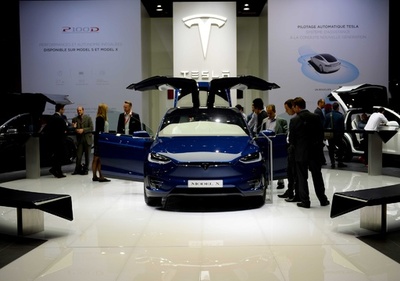 米テスラ、全車両に完全自動運転向けハードウエア搭載へ