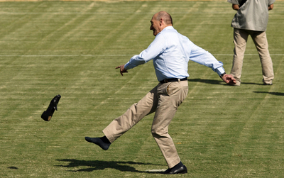 オルメルト首相、汚職疑惑もけり飛ばす？