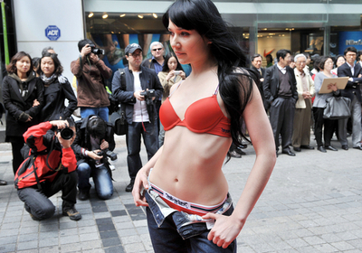 路上で大胆！下着ファッションショー　韓国