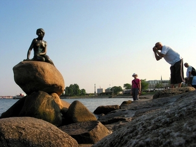 コペンハーゲンの「人魚姫」、上海万博で留守中はビデオ・アートが代役