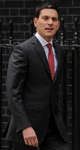 英労働党の次期党首、賭け率人気でミリバンド外相が首位