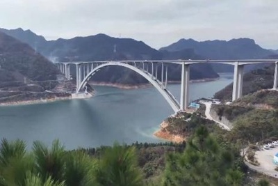 世界初のスパン600メートル超のコンクリートアーチ橋が開通 中国広西