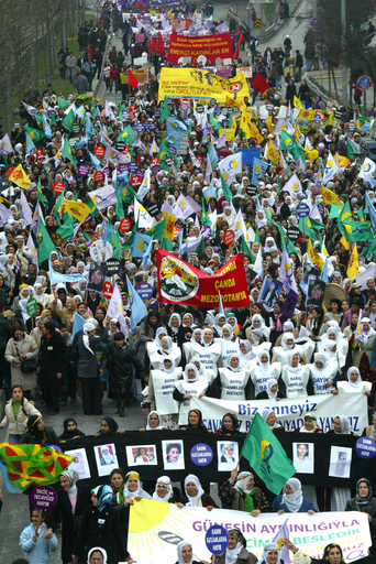 「国際女性の日」に先立ち女性数千人が大行進 - トルコ