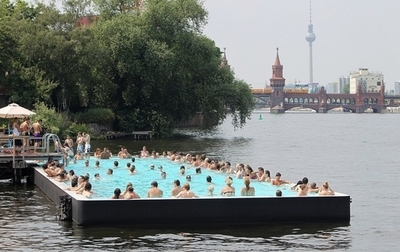 塩素消毒されたプールで泳ぐとがんリスク増える、スペイン研究