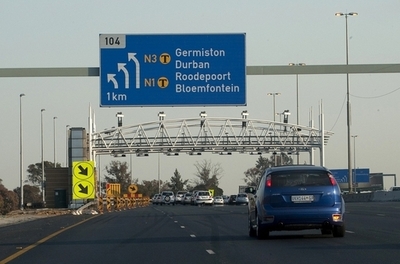 片足のドライバー、クラッチ役を息子に任せて運転 南ア