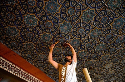 モスクを飾る装飾職人の技 インド・カシミール地方