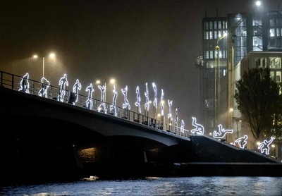 【今日の1枚】アクロバチックな動きの光のアート、オランダ