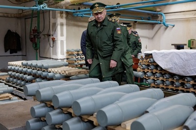 ロシア国防相、砲弾工場を視察