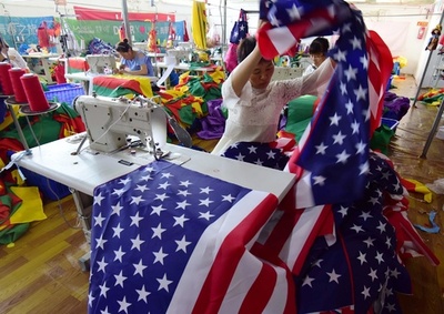 貿易戦争激化も星条旗・トランプ横断幕ビジネスは活況 中国