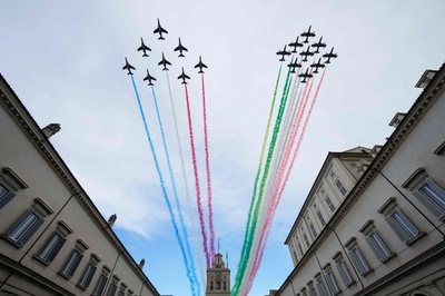 【今日の1枚】空に鮮やか、仏伊の3色