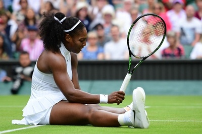 雨でぬれて危険なコートにセレーナが激高、ウィンブルドン選手権