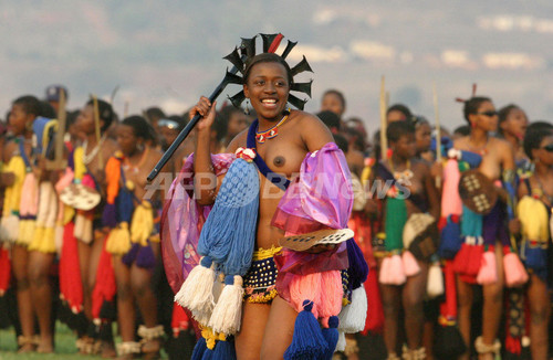 南部アフリカ スワジランドで 処女7万人が国王に捧げるダンス 写真4枚 ファッション ニュースならmode Press Powered By Afpbb News