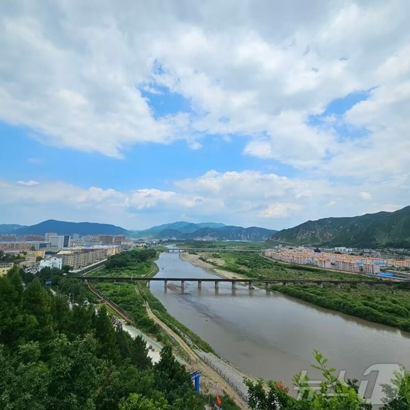 中朝国境地帯の様子。左側は中国吉林省図們、右側は北朝鮮咸鏡北道南陽(c)news1