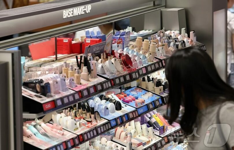 ソウル・中区のオリーブヤング・セントラル明洞タウンに並ぶ化粧品(c)news1