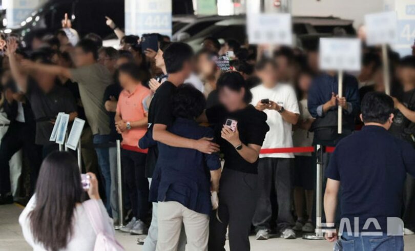 米ジョージア州で移民当局に拘束され帰国した韓国人労働者を出迎える家族＝仁川国際空港(c)NEWSIS