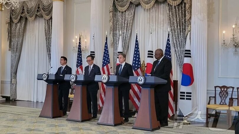 共同記者会見に臨む（左から）キム・ヨンヒョン（金龍顕）国防相、チョ・テヨル（趙兌烈）外相、ブリンケン国務長官、オースティン国防長官(c)news1