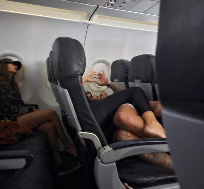 ある航空機の座席にカップルが絡み合って横たわっている＝Xキャプチャー(c)MONEYTODAY