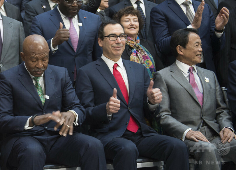 IMF・世銀の春季会合、米財務長官と談笑する麻生財務相