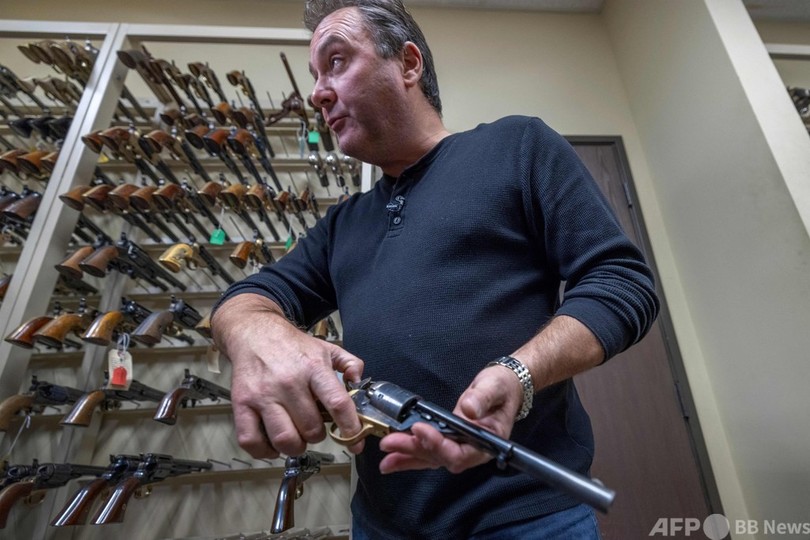 【解説】映画の撮影現場で銃の誤射が起きるのはなぜ？