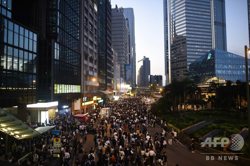 香港デモ隊、中心部にバリケード築く 覆面禁止令制定直後