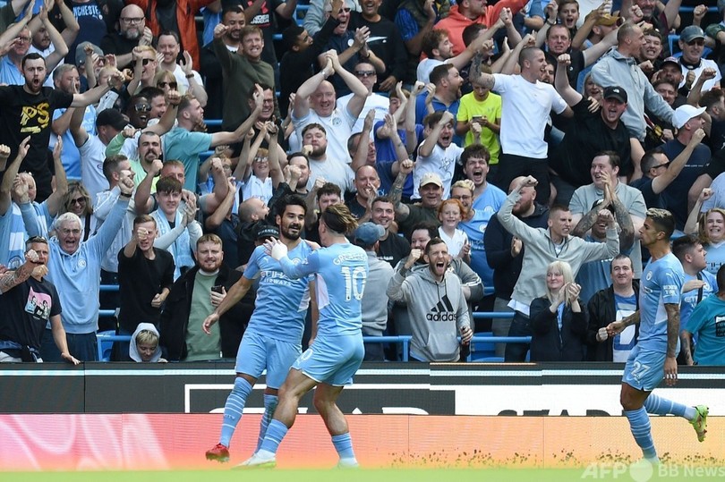 リバプールは10人のチェルシーとドロー、マンCはアーセナルに5発大勝