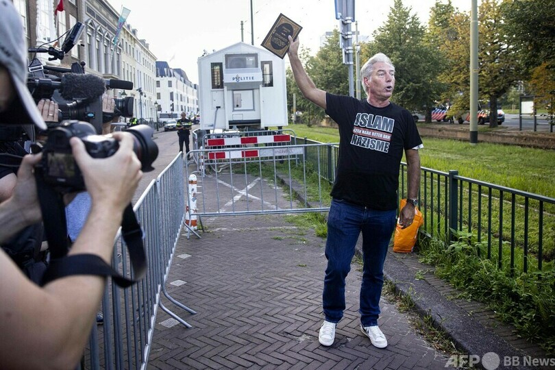 コーラン踏みつけ破る 極右活動家がデモ オランダ
