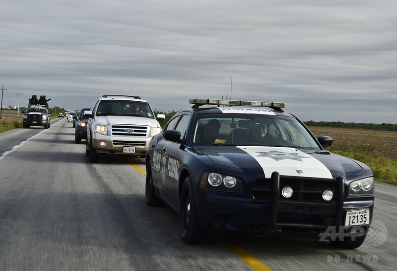 パトカーが先導する「死のハイウエー」、メキシコ