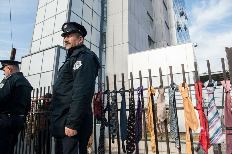 首相の給与倍増に市民激怒、政府庁舎にネクタイつるす コソボ 