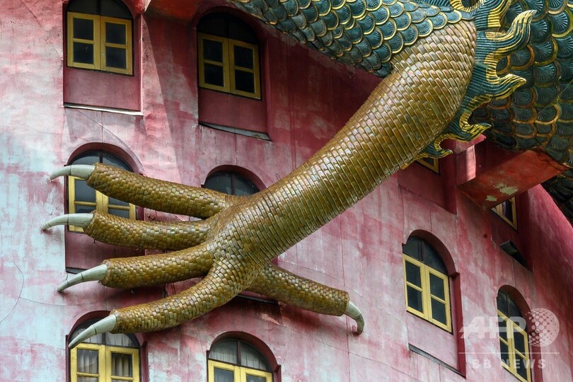 【今日の1枚】ドラゴンがにらみを利かすタイの寺