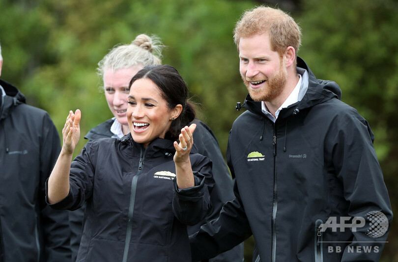 ヘンリー英王子夫妻がNZで長靴投げ対決、勝利したのは？