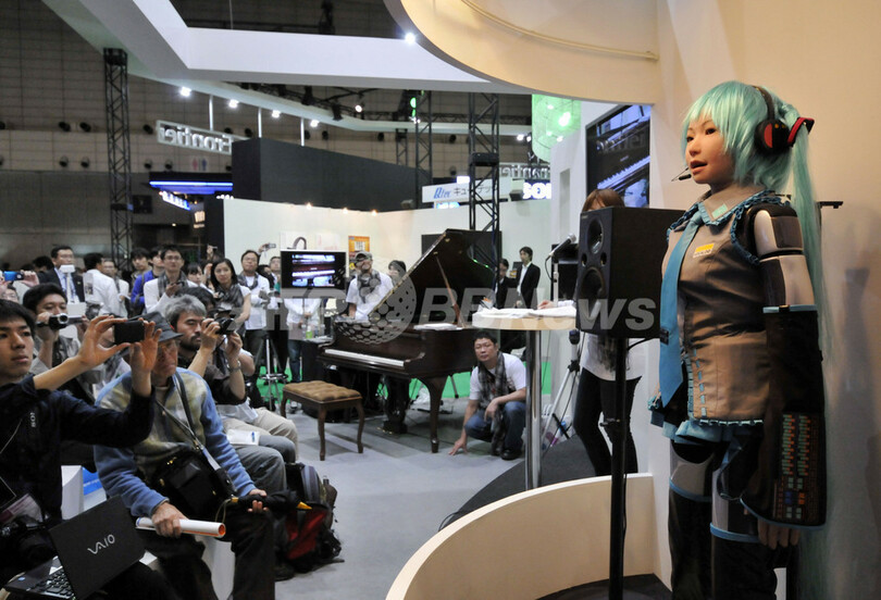 女性型ロボットが歌声披露、音声合成技術を搭載 シーテック