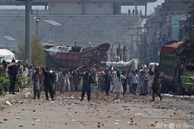 パキスタンで反仏デモ激化 警官ら7人人質