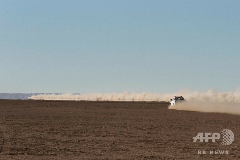 目指すは時速1600キロ 超音速自動車「ブラッドハウンド」が試運転