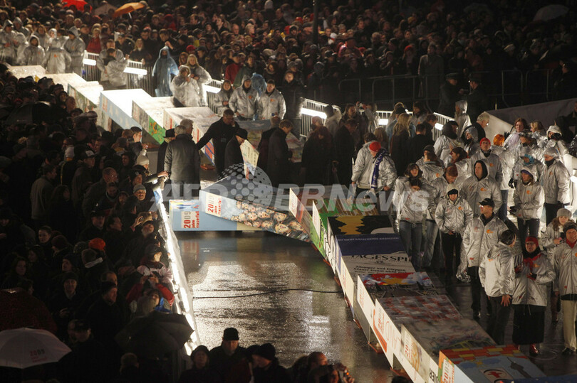 「ベルリンの壁」崩壊20年を祝う巨大ドミノ倒し