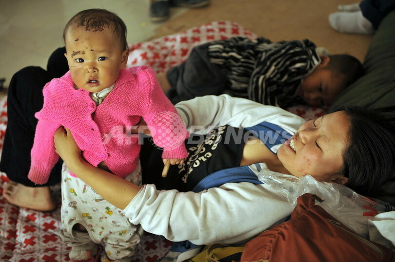 四川大地震、孤児に母乳与える女性警察官