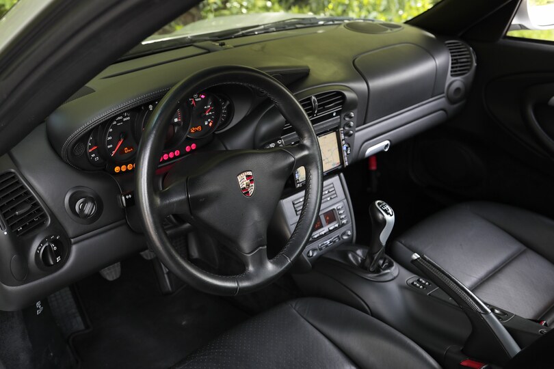 911伝統の5連メーターの下にズラリと並んだウォーニング・ランプなど、時代を感じさせる重厚なデザインのコクピットまわり。
