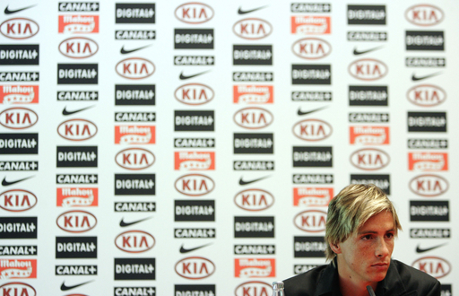 フェルナンド・トーレス マドリードで会見 写真4枚 国際ニュース