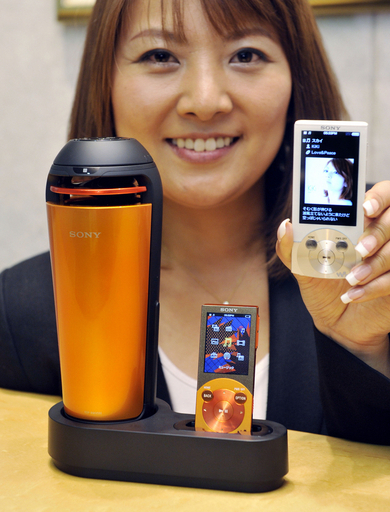 車内ドリンクホルダーに入る新型ドックスピーカー、ソニー 写真3枚