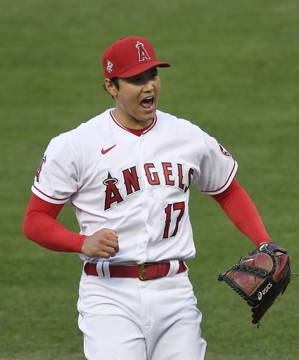 大谷翔平、MLBで初のリアル二刀流 初回に特大本塁打 写真12枚 国際