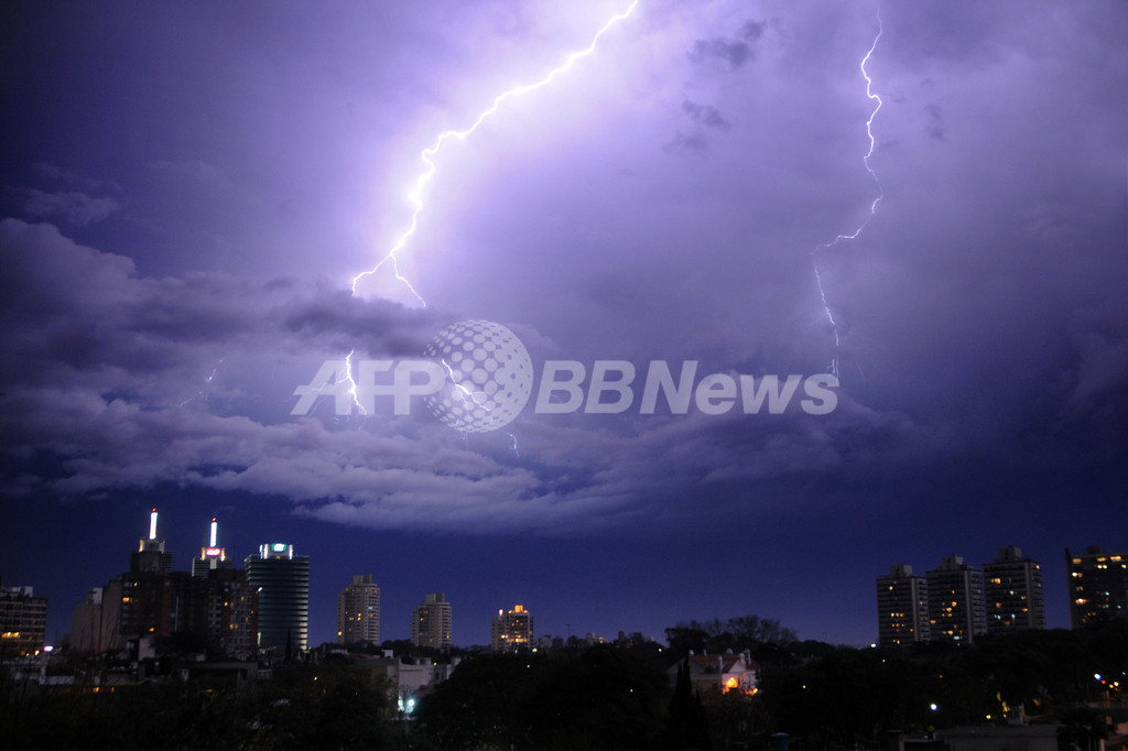 夜空に稲妻 モンテビデオの幻想的な光景 写真5枚 国際ニュース Afpbb News