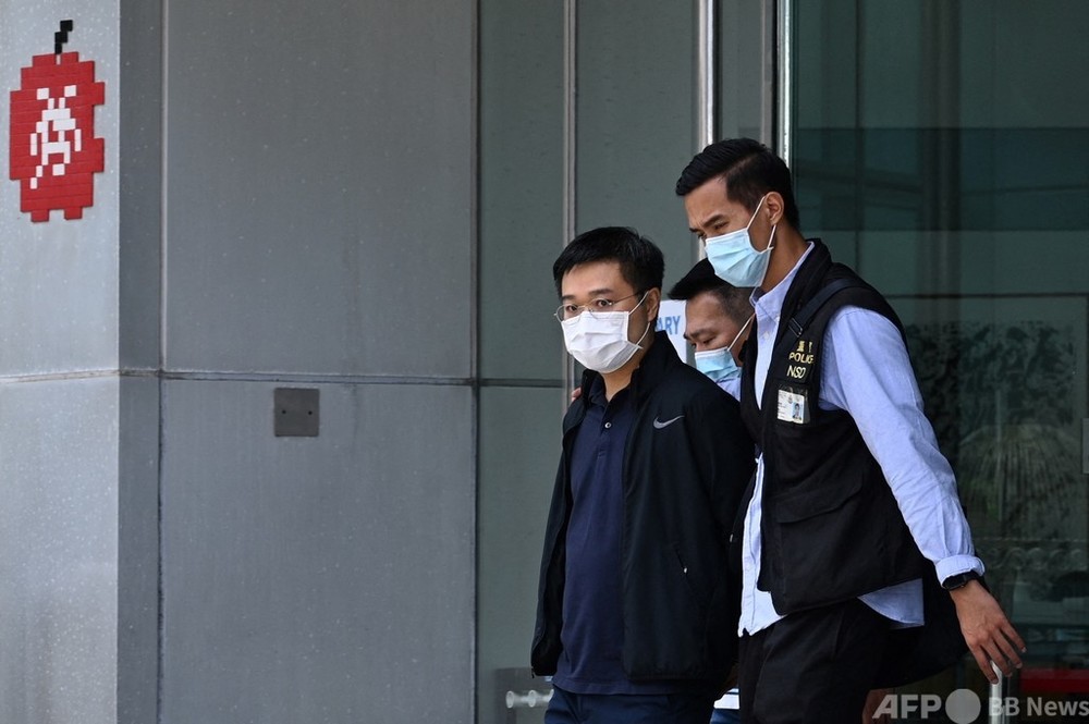香港警察、蘋果日報編集長ら幹部5人逮捕 国安法違反容疑