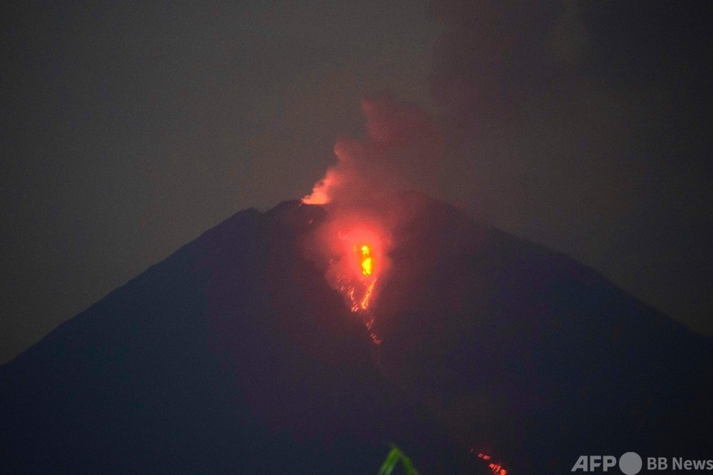 スメル山噴火、500人が一時避難 インドネシア・ジャワ島
