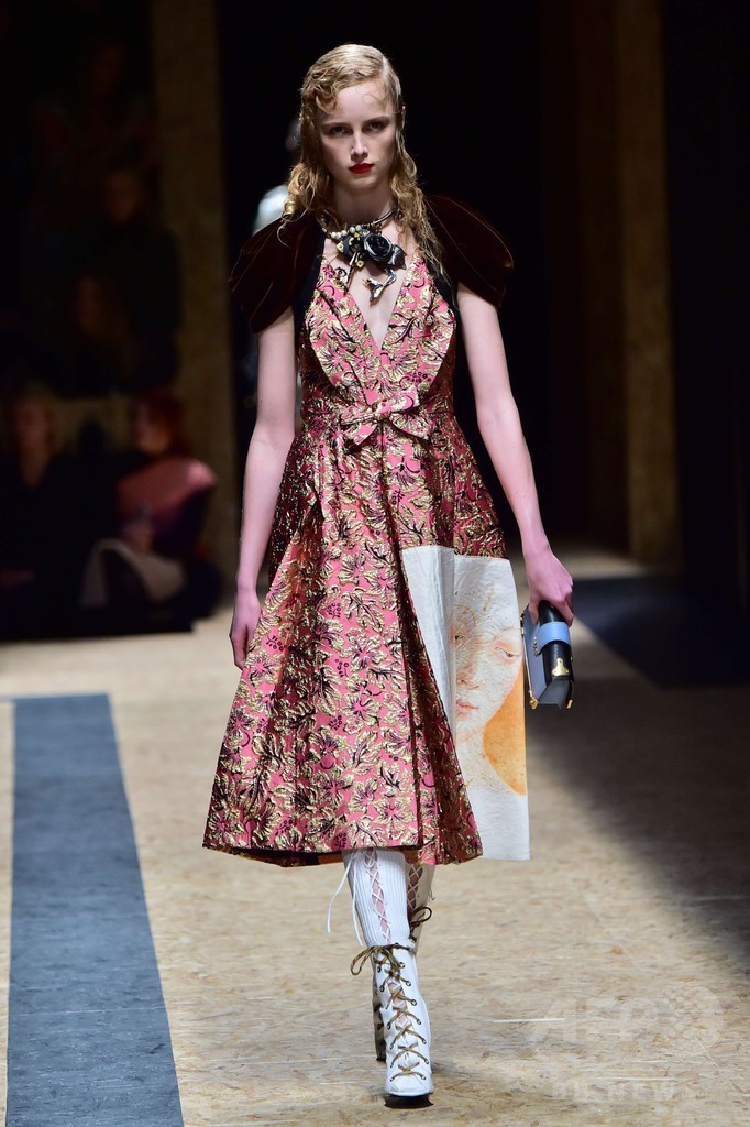 「プラダ」16/17年秋冬コレクション