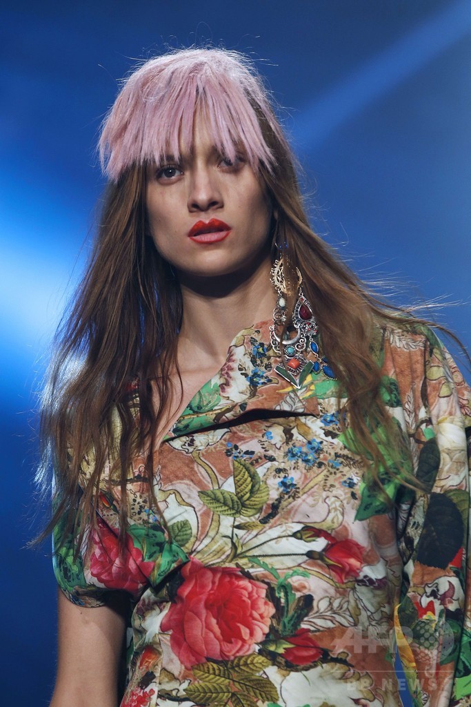 V・ウエストウッド、ファッションで環境問題を訴え パリ