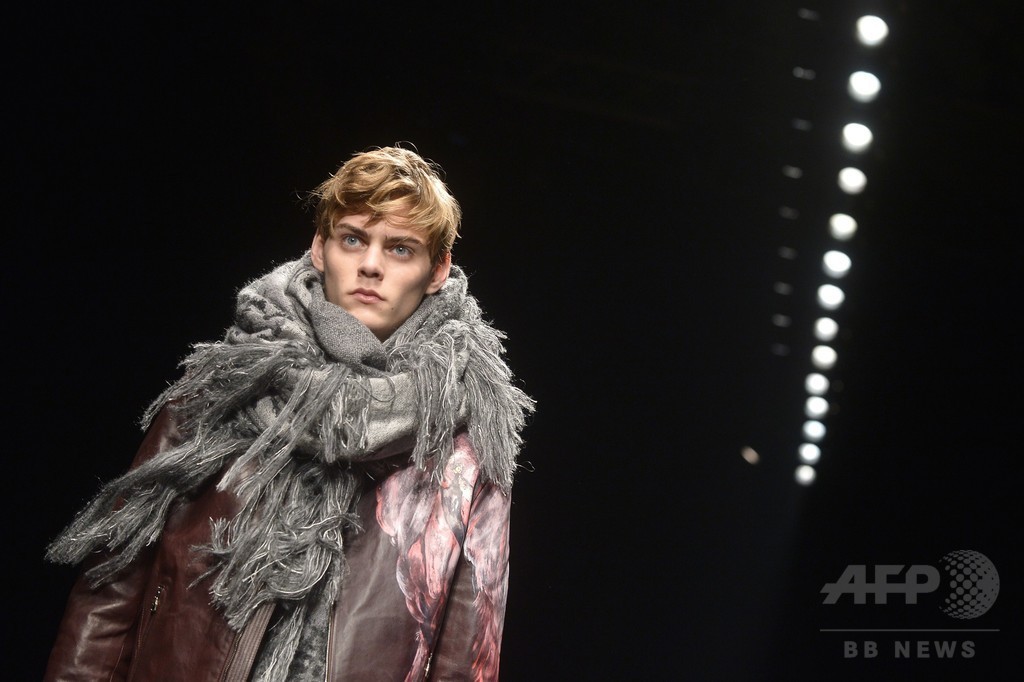 オーバーサイズのマフラーをアクセントに、「サルヴァトーレ フェラガモ」15/16年秋冬メンズ