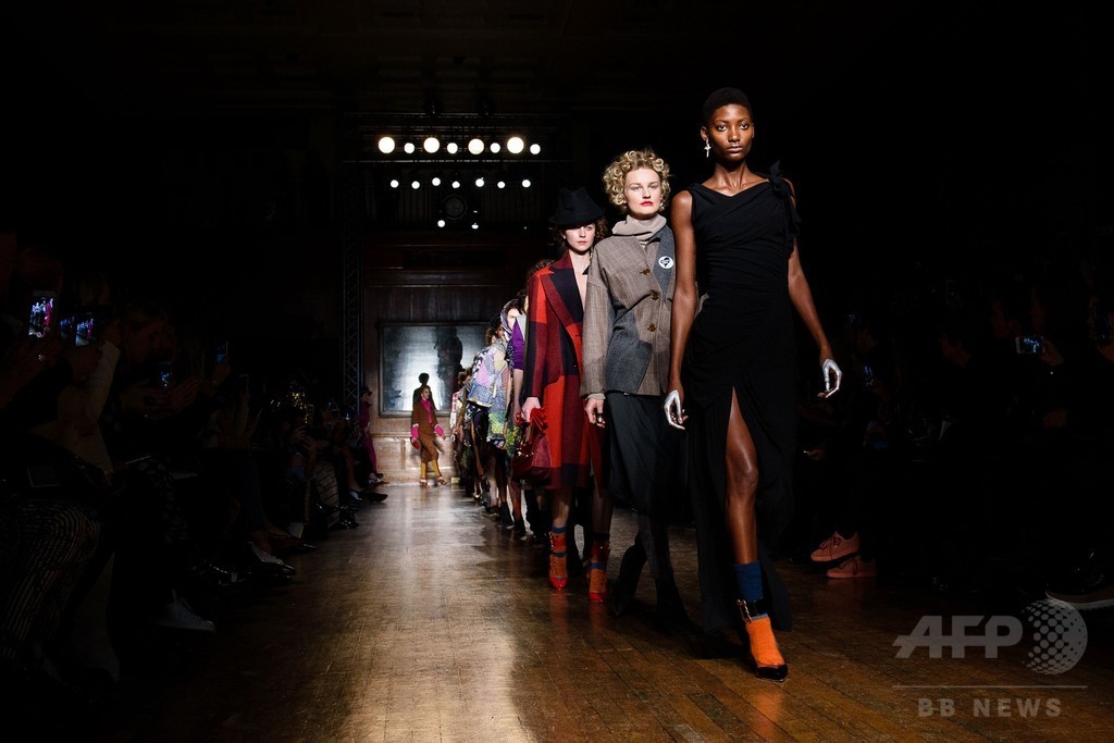 「ヴィヴィアン・ウエストウッド」16/17年秋冬コレクション