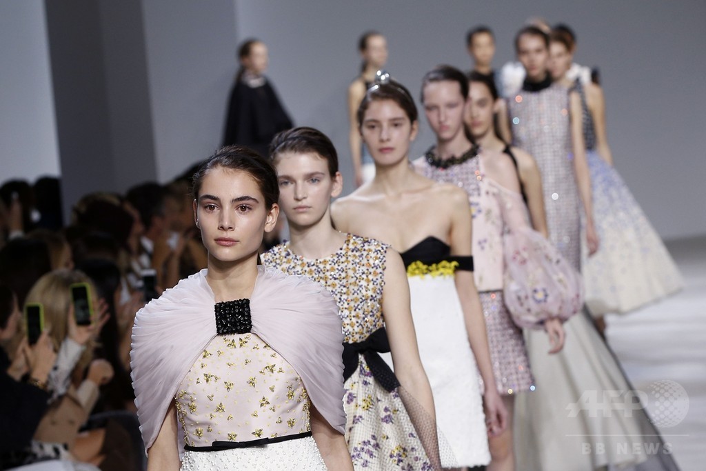 「ジャンバティスタ・ヴァリ」16年春夏パリ・オートクチュール