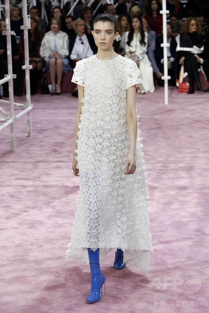 50～70年代の要素を取り入れた新たな女性像を提案、「ディオール」15年春夏オートクチュール