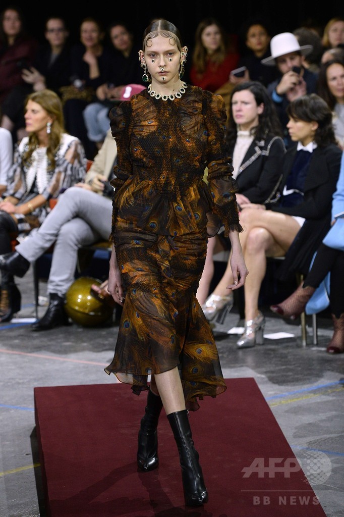 ヴィクトリア朝の要素をフェイスジュエリーに、「ジバンシィ」15/16秋冬